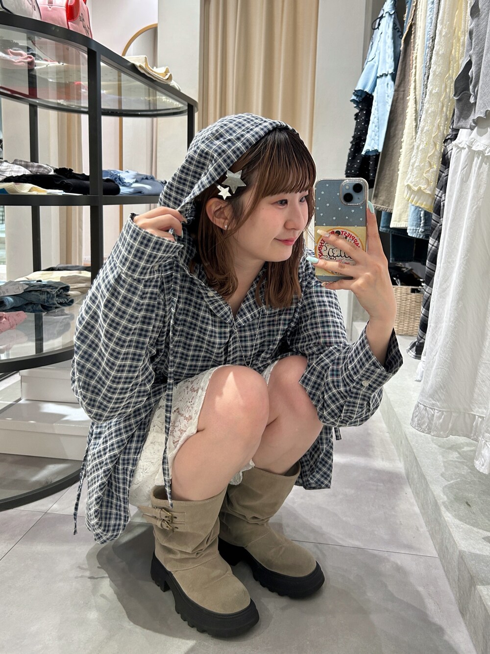 ブルー系のシャツ/ブラウス、ホワイト系のその他パンツ、ベージュ系のブーツを着用したレディースの春コーディネートの3枚目の写真