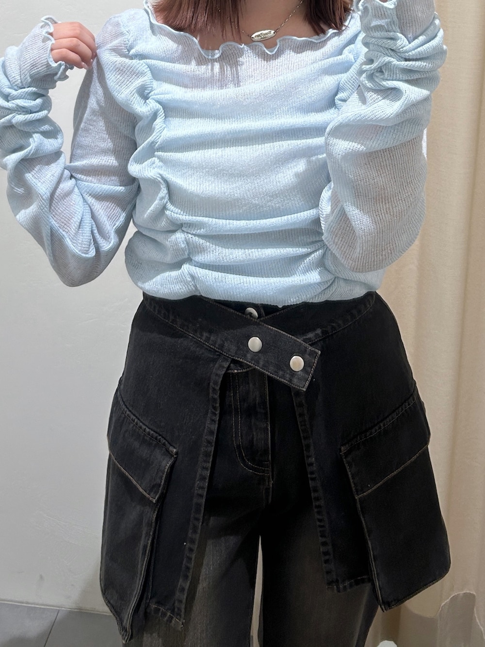 ブルー系のTシャツ/カットソー、ブラック系のデニムパンツを着用したレディースの春コーディネートの4枚目の写真