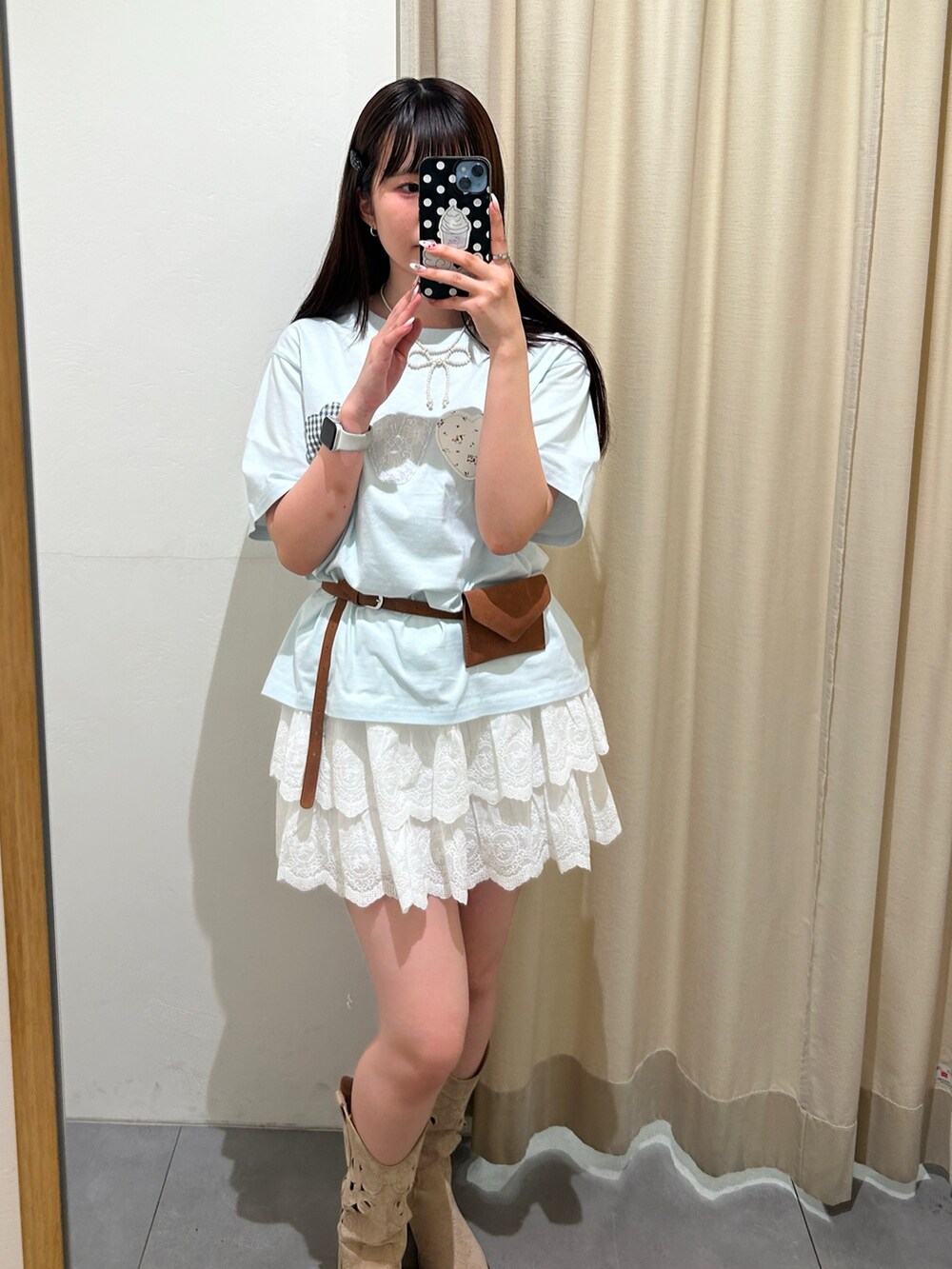 ブルー系のTシャツ/カットソー、ホワイト系のその他パンツ、ブラウン系のベルトを着用したレディースの夏コーディネートの3枚目の写真