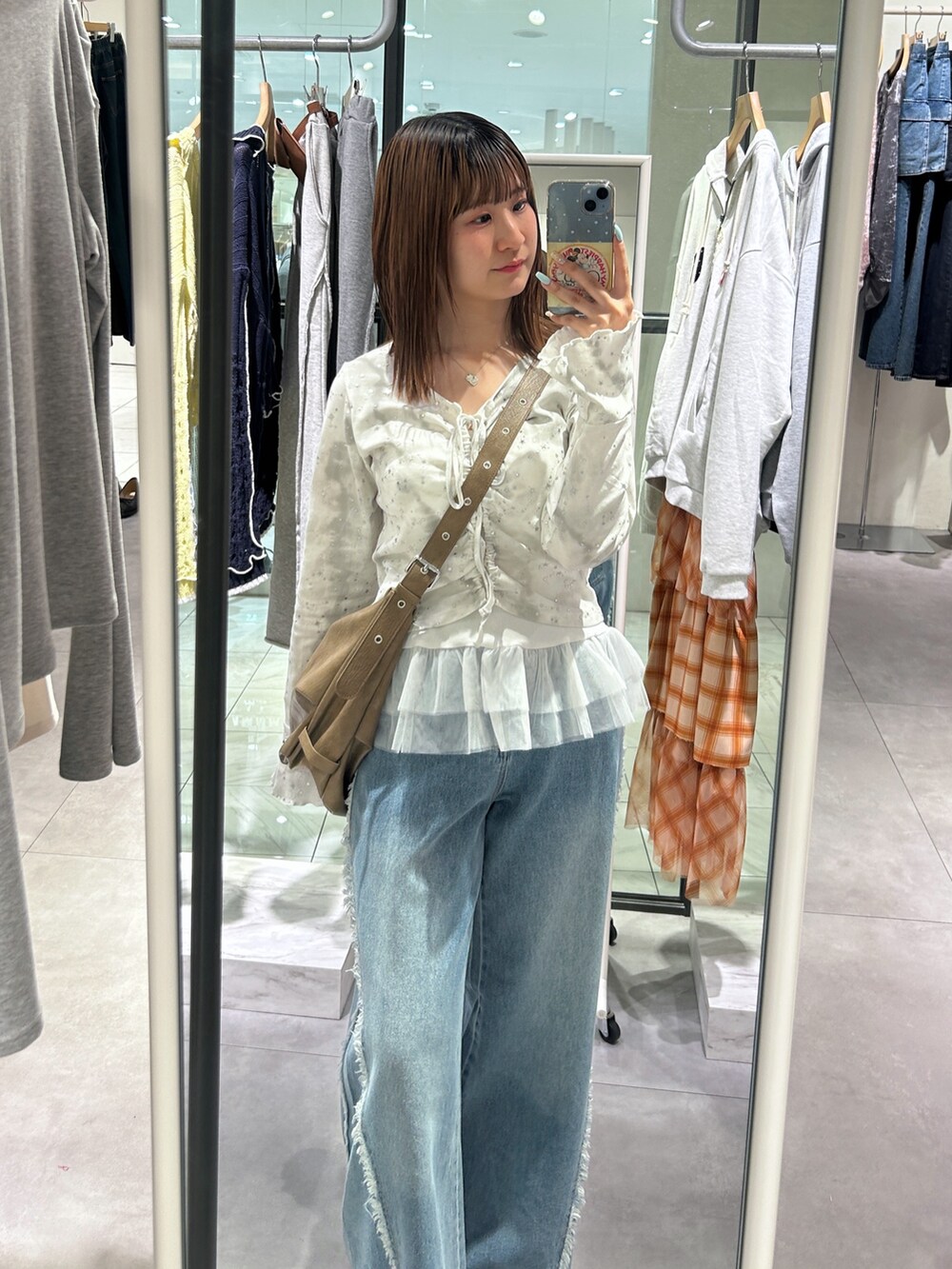 ホワイト系のTシャツ/カットソー、ホワイト系のキャミソール、ブラウン系のトートバッグを着用したレディースの春コーディネートの4枚目の写真