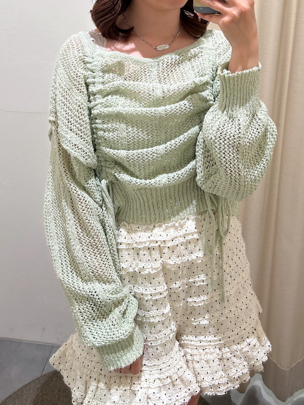 グリーン系のニット/セーター、ホワイト系のその他パンツを着用したレディースの春コーディネートの3枚目の写真