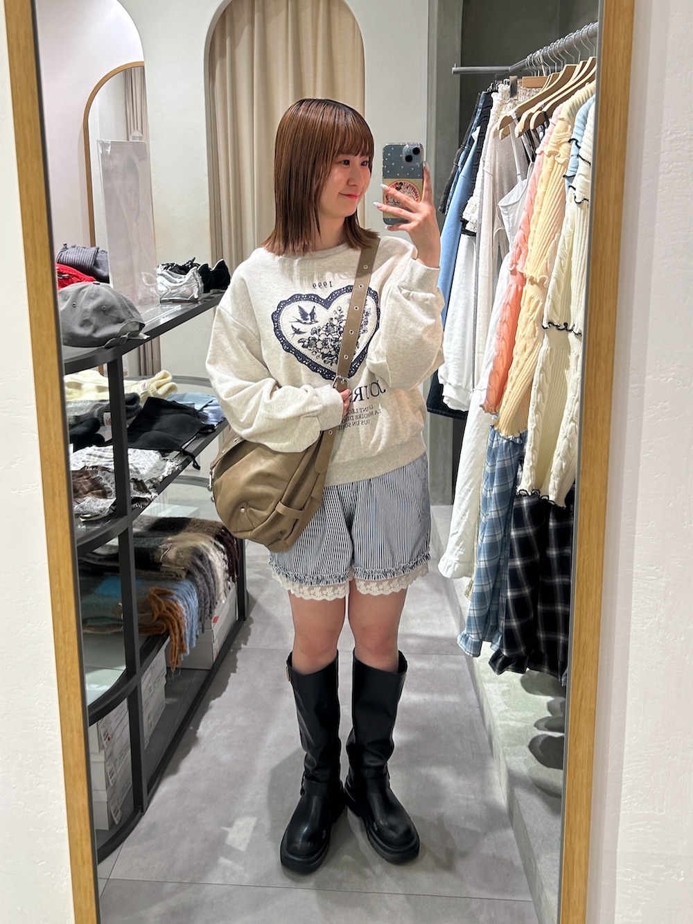 ホワイト系のTシャツ/カットソー、ブルー系のTシャツ/カットソー、ブラウン系のトートバッグを着用したレディースの春コーディネートの2枚目の写真