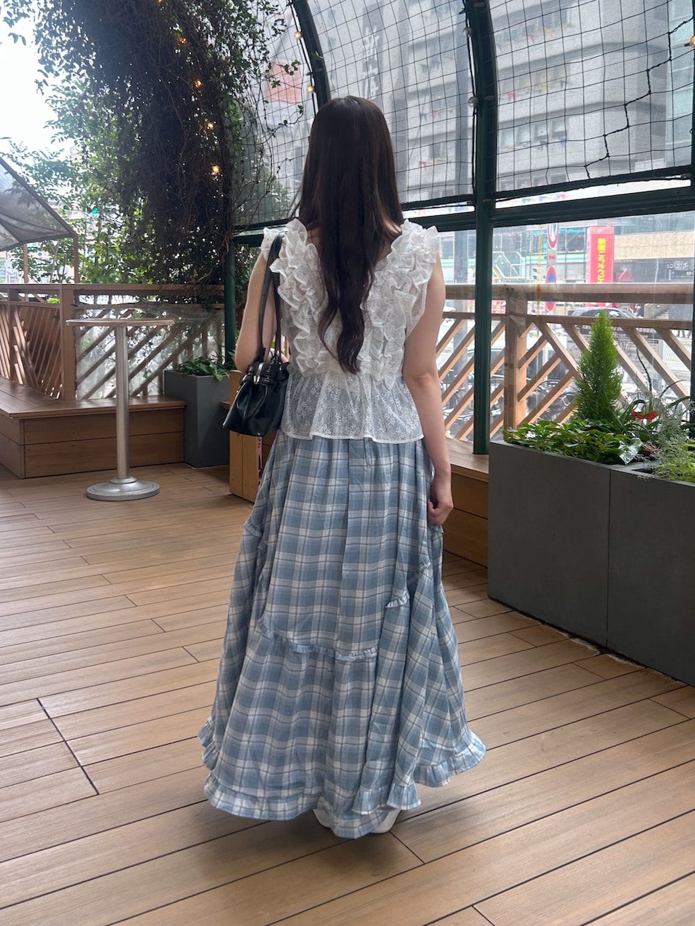 ホワイト系のシャツ/ブラウス、ブルー系のワンピース、ブラック系のトートバッグを着用したレディースの夏コーディネートの5枚目の写真