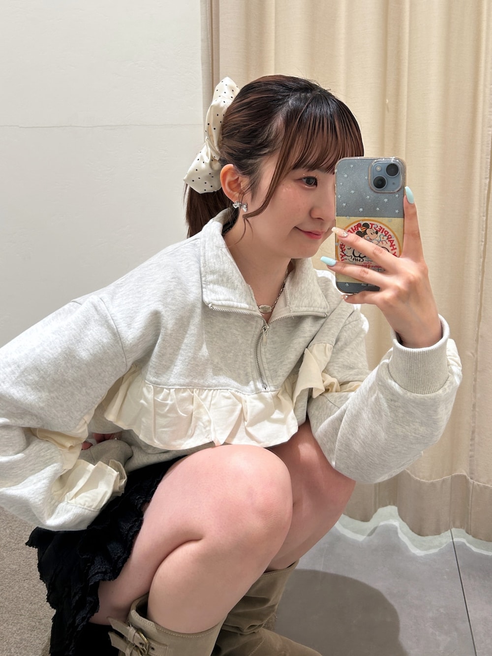 ホワイト系のTシャツ/カットソー、ブラック系のその他パンツ、ベージュ系のブーツを着用したレディースの春コーディネートの3枚目の写真