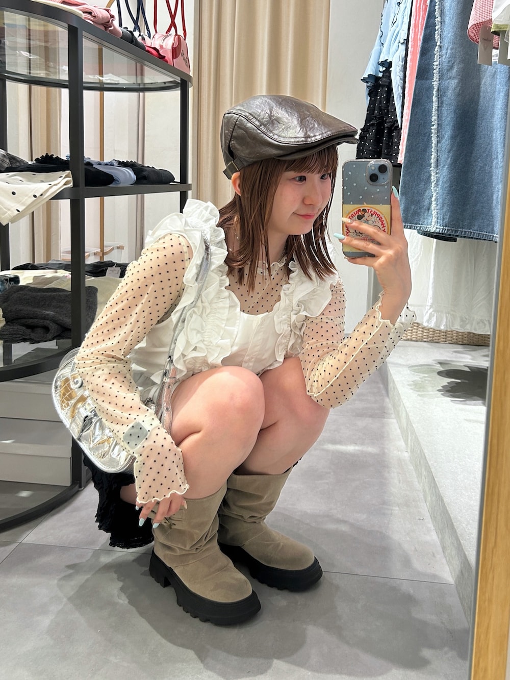 ホワイト系のシャツ/ブラウス、ホワイト系のTシャツ/カットソー、シルバー系のトートバッグを着用したレディースの春コーディネートの3枚目の写真