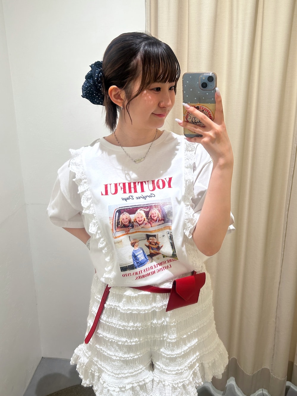 ホワイト系のTシャツ/カットソー、ホワイト系のその他パンツ、レッド系のベルトを着用したレディースの夏コーディネートの5枚目の写真