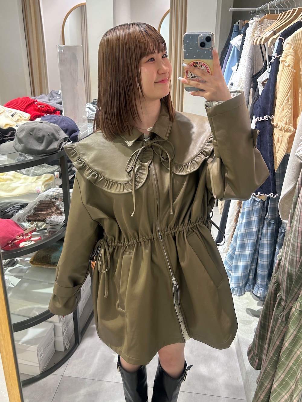 ブラウン系のその他アウターを着用したレディースの春コーディネートの4枚目の写真