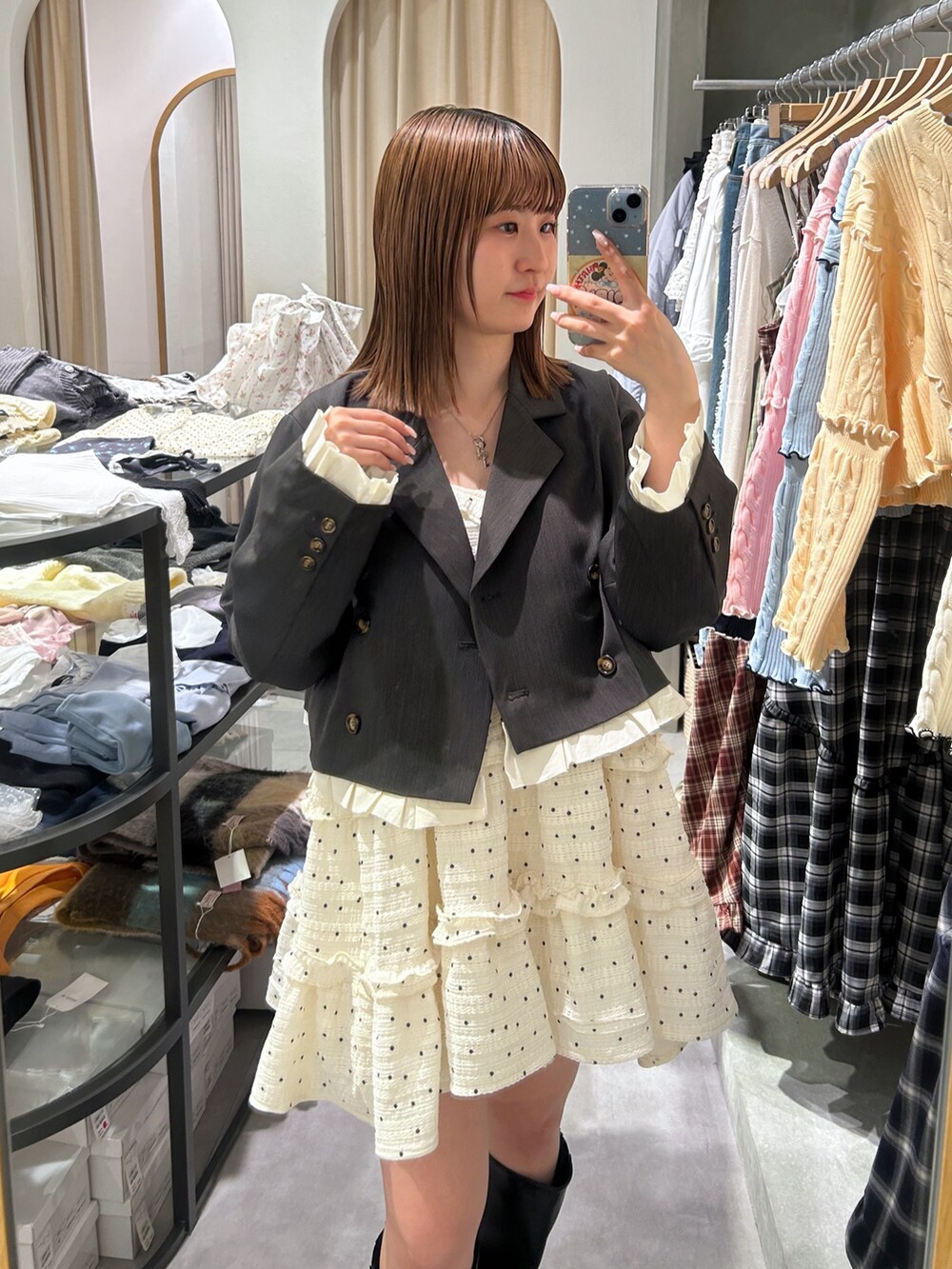 グレー系のテーラードジャケット、ブラック系のトートバッグ、ホワイト系のワンピースを着用したレディースの春コーディネートの4枚目の写真