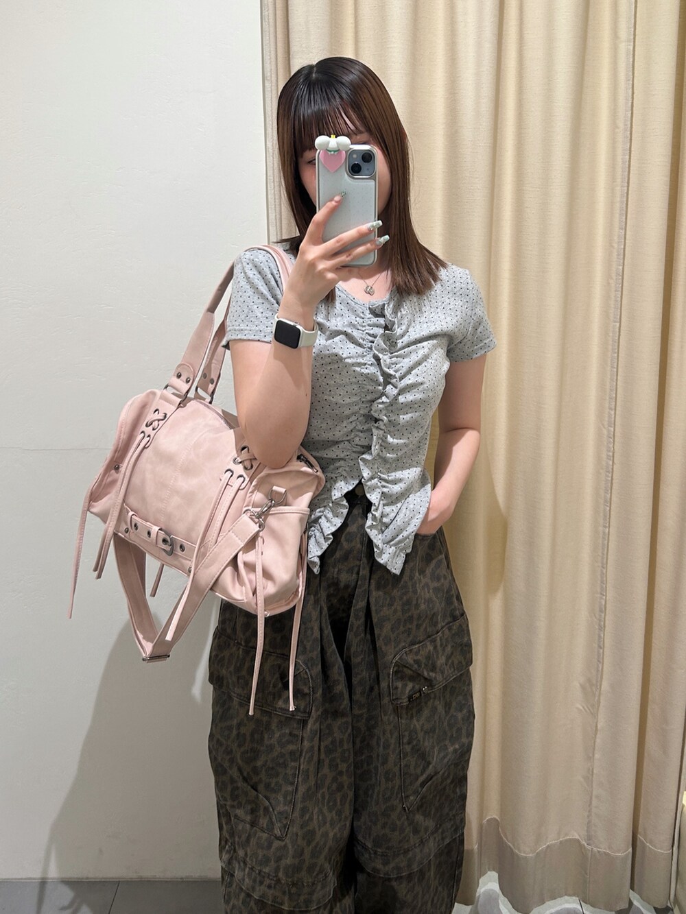 グレー系のTシャツ/カットソー、ピンク系のボストンバッグ、ブラウン系のその他パンツを着用したレディースの夏コーディネートの2枚目の写真