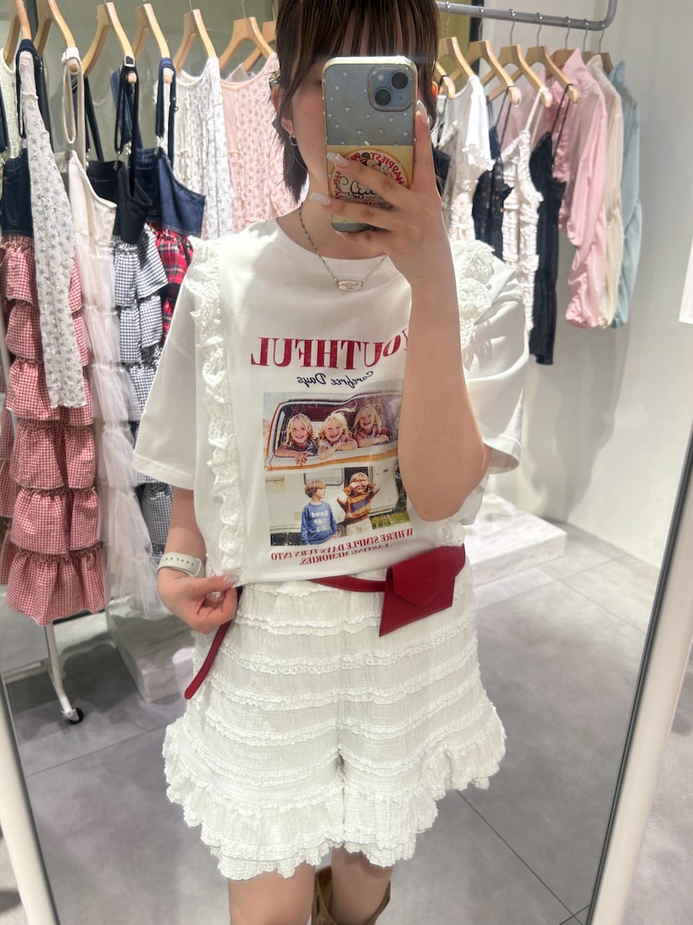 ホワイト系のTシャツ/カットソー、ホワイト系のその他パンツ、レッド系のベルトを着用したレディースの夏コーディネートの4枚目の写真