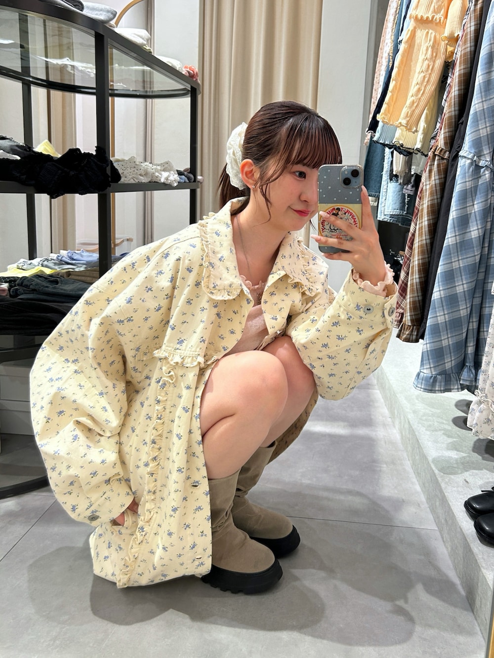 ホワイト系のその他パンツ、ベージュ系のブーツ、イエロー系のブルゾンを着用したレディースの春コーディネートの4枚目の写真