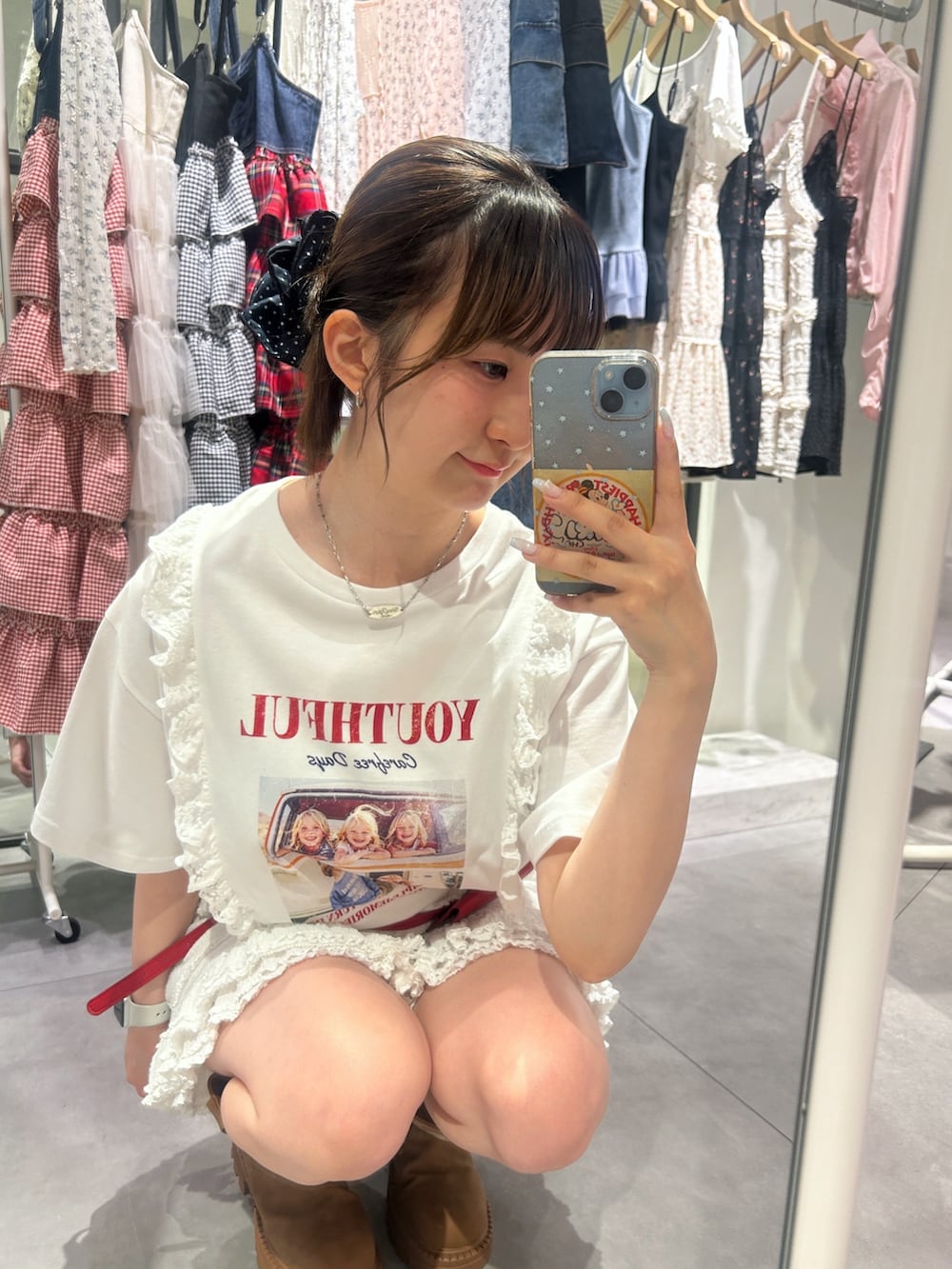 ホワイト系のTシャツ/カットソー、ホワイト系のその他パンツ、レッド系のベルトを着用したレディースの夏コーディネートの3枚目の写真