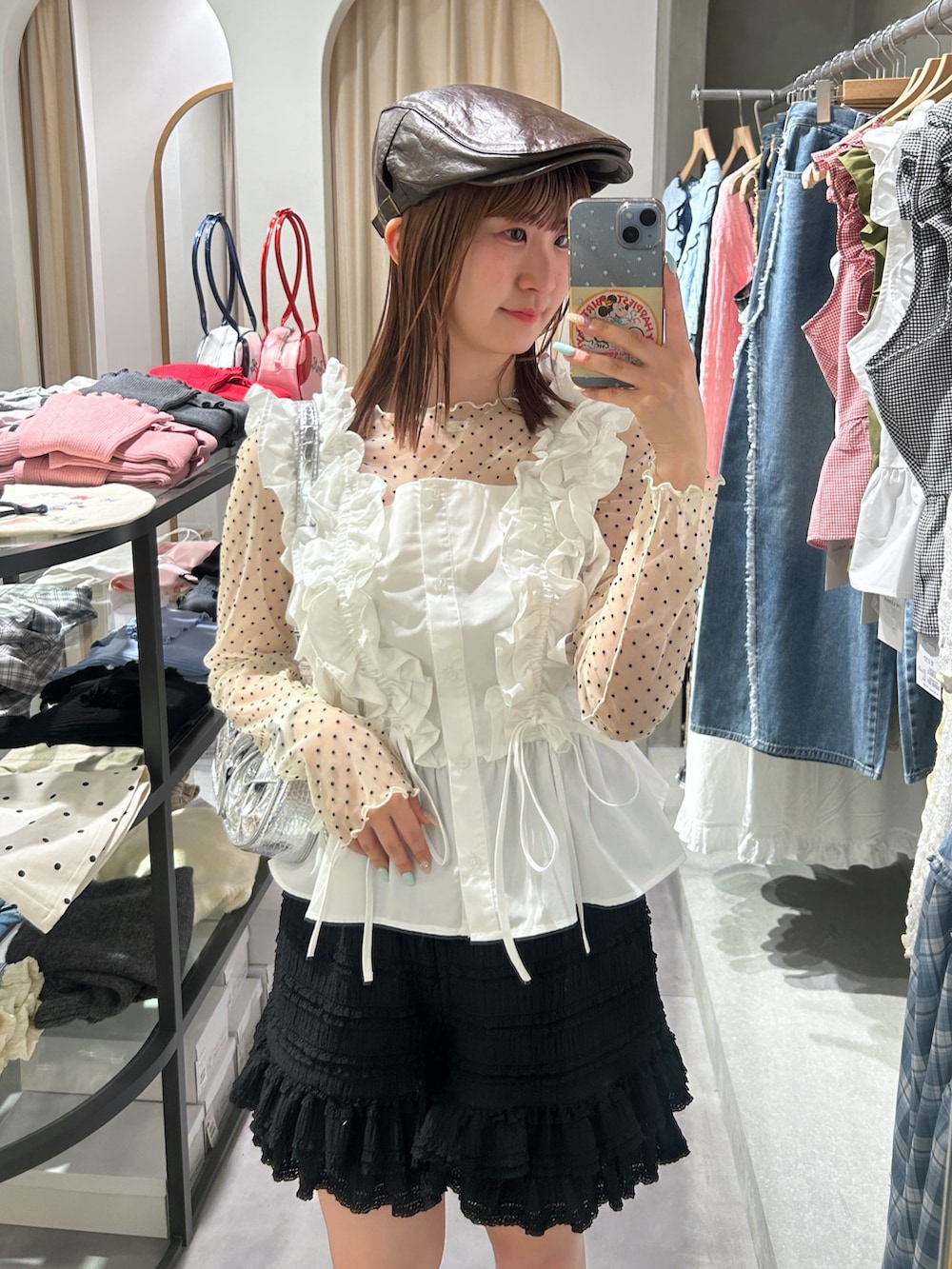 ホワイト系のシャツ/ブラウス、ホワイト系のTシャツ/カットソー、シルバー系のトートバッグを着用したレディースの春コーディネートの2枚目の写真