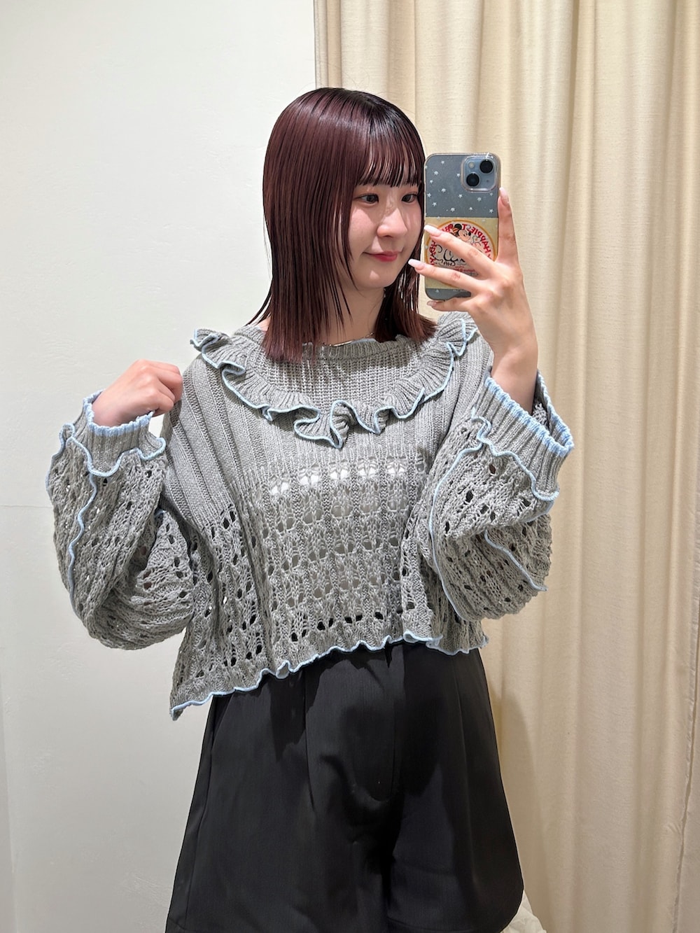 グレー系のパーカー、グレー系のその他パンツを着用したレディースの春コーディネートの2枚目の写真