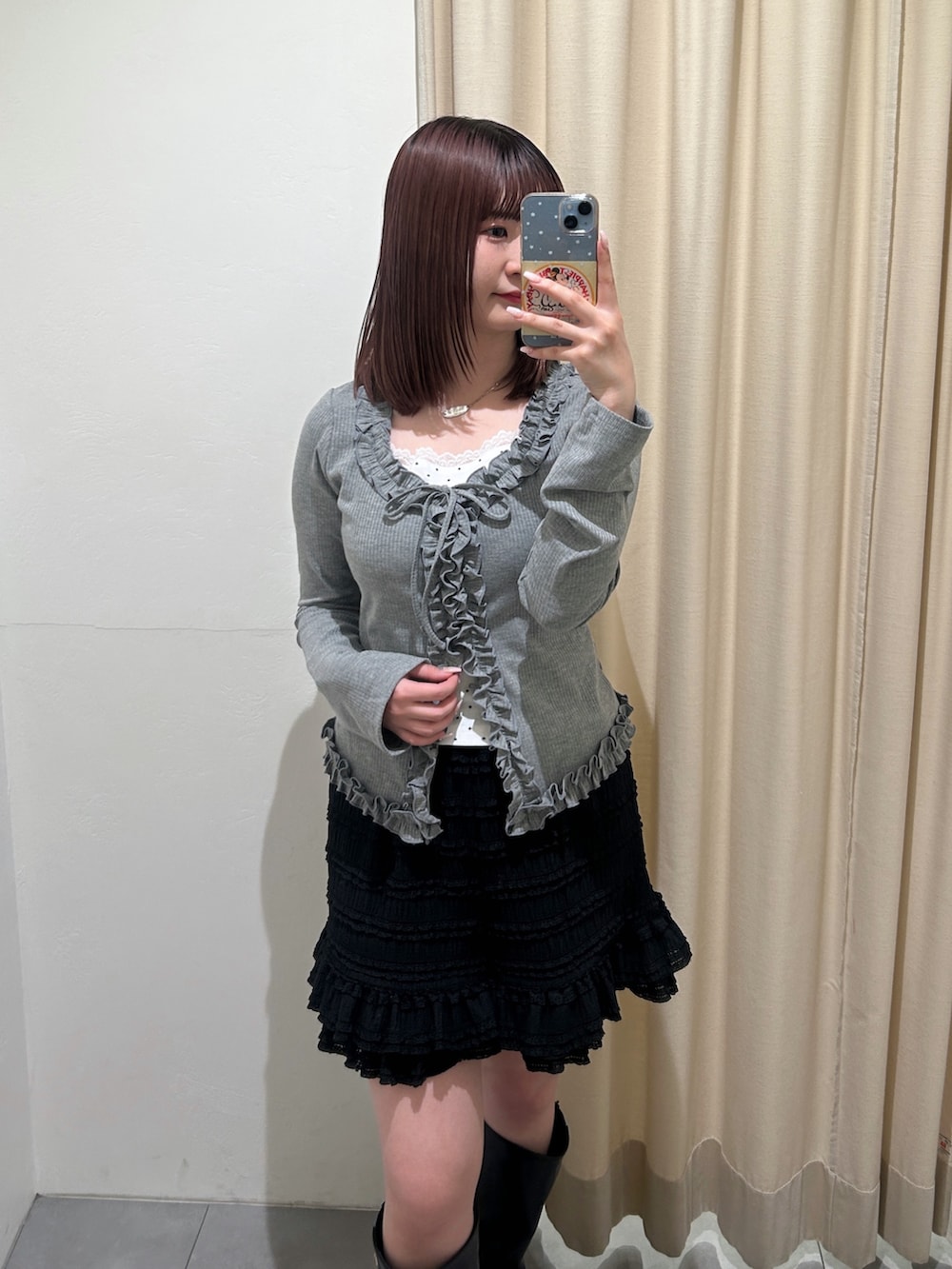 グレー系のTシャツ/カットソー、ブラック系のその他パンツを着用したレディースの春コーディネートの2枚目の写真