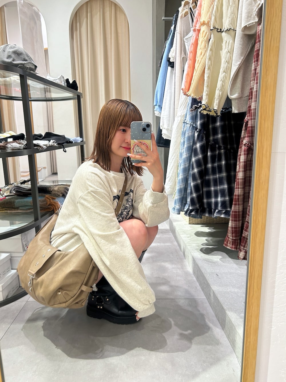 ホワイト系のTシャツ/カットソー、ブルー系のTシャツ/カットソー、ブラウン系のトートバッグを着用したレディースの春コーディネートの4枚目の写真