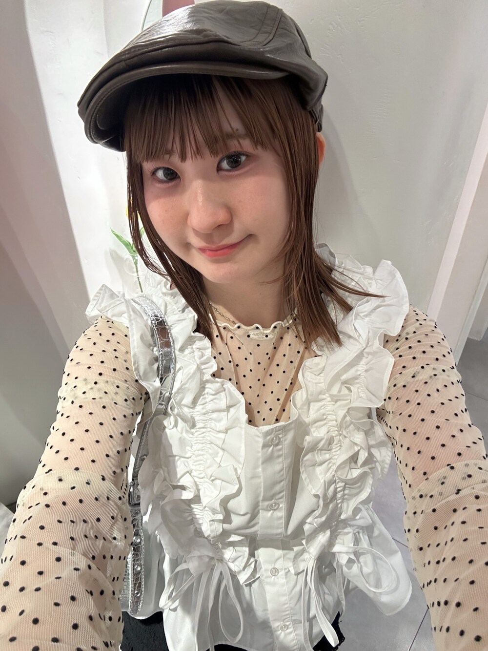 ホワイト系のシャツ/ブラウス、ホワイト系のTシャツ/カットソー、シルバー系のトートバッグを着用したレディースの春コーディネートの5枚目の写真