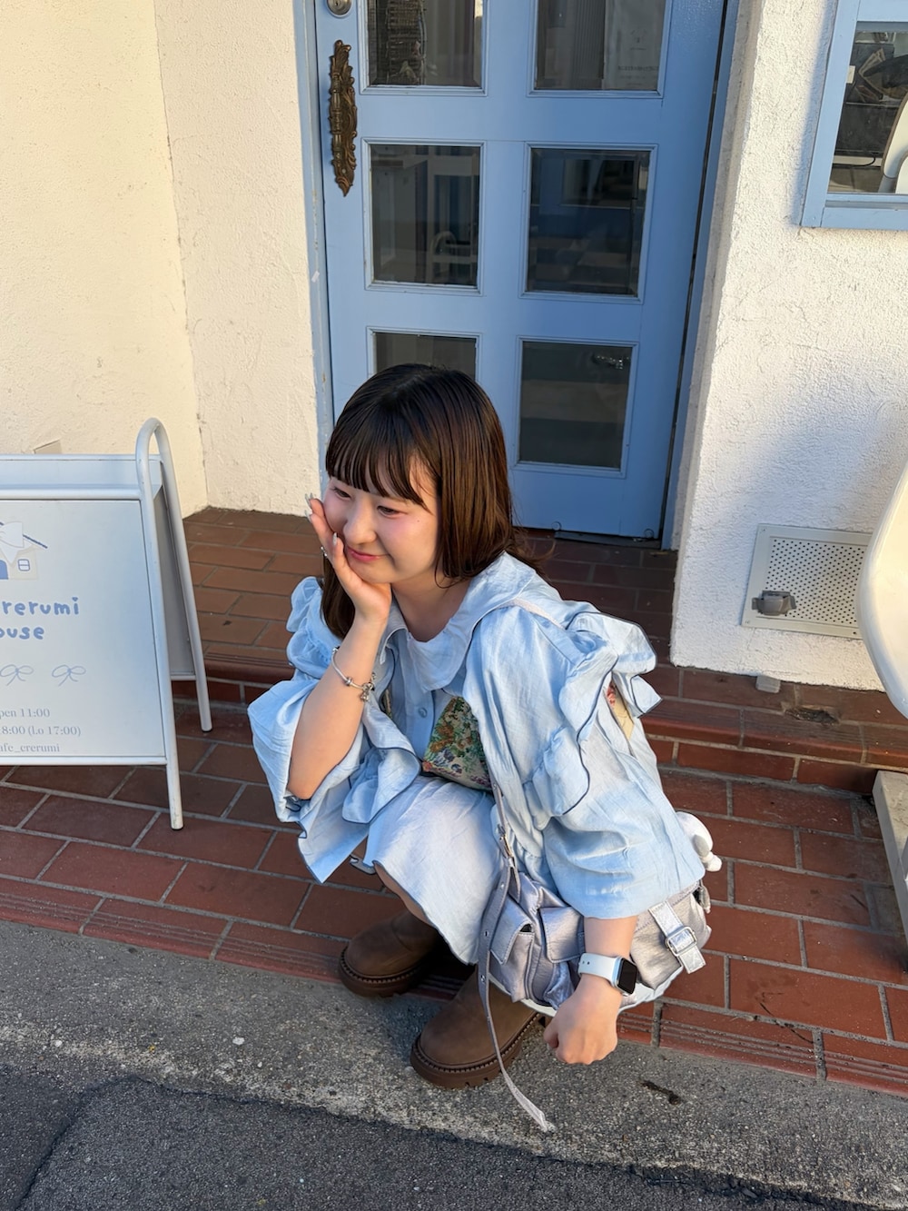 ベージュ系のその他トップス、ブルー系のシャツ/ブラウス、ブラウン系のブーツを着用したレディースの夏コーディネートの3枚目の写真