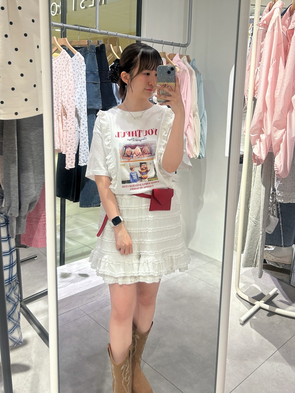 ホワイト系のTシャツ/カットソー、ホワイト系のその他パンツ、レッド系のベルトを着用したレディースの夏コーディネートの2枚目の写真