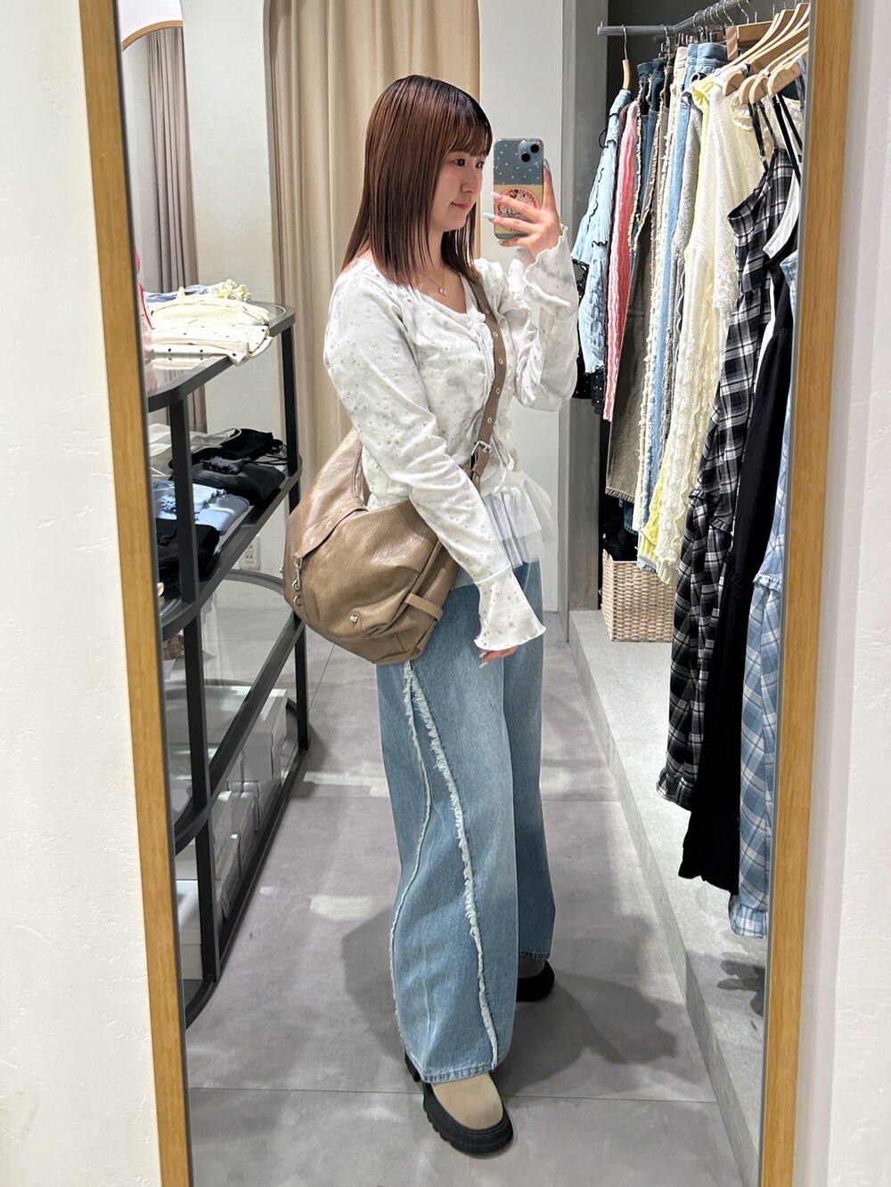 ホワイト系のTシャツ/カットソー、ホワイト系のキャミソール、ブラウン系のトートバッグを着用したレディースの春コーディネートの2枚目の写真