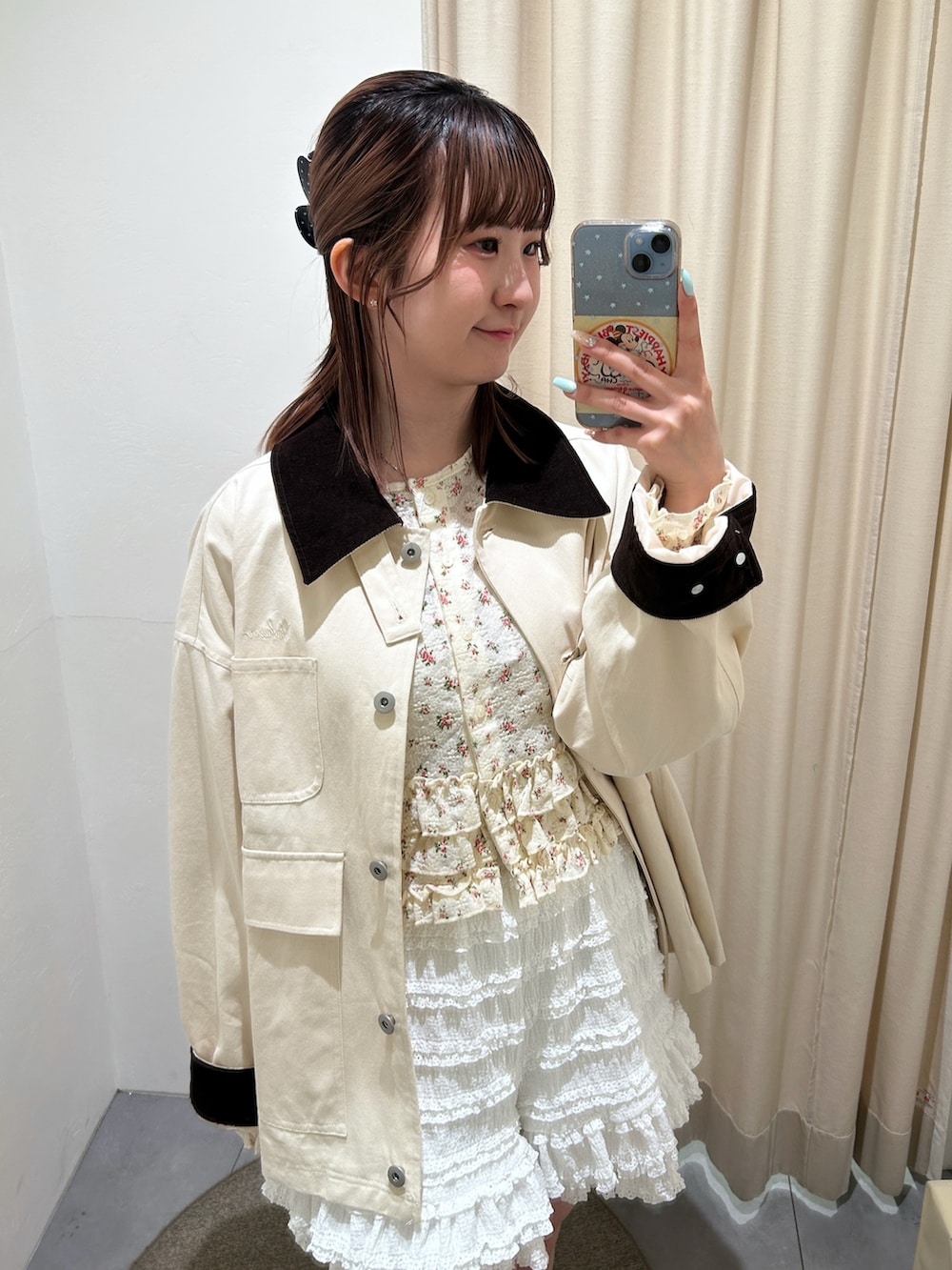 ホワイト系のTシャツ/カットソー、ホワイト系のその他パンツ、ホワイト系のブルゾンを着用したレディースの春コーディネートの4枚目の写真