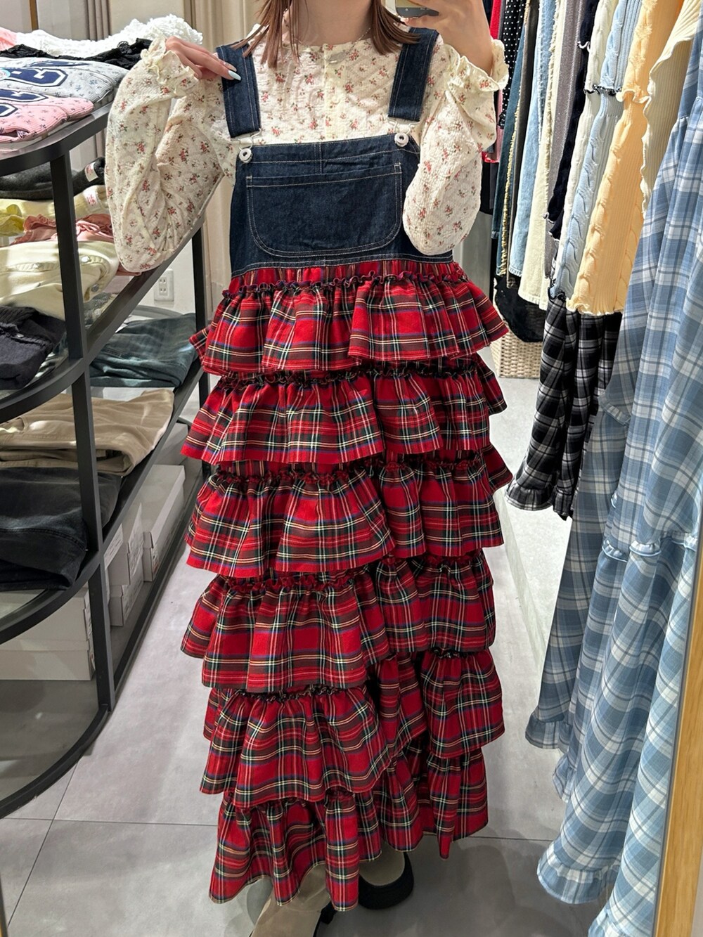 ホワイト系のTシャツ/カットソー、レッド系のジャンパースカート、ベージュ系のブーツを着用したレディースの春コーディネートの3枚目の写真