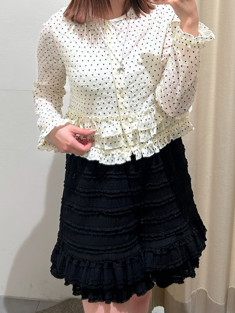 ホワイト系のTシャツ/カットソー、ブラック系のその他パンツ、ベージュ系のブーツを着用したレディースの春コーディネートの4枚目の写真