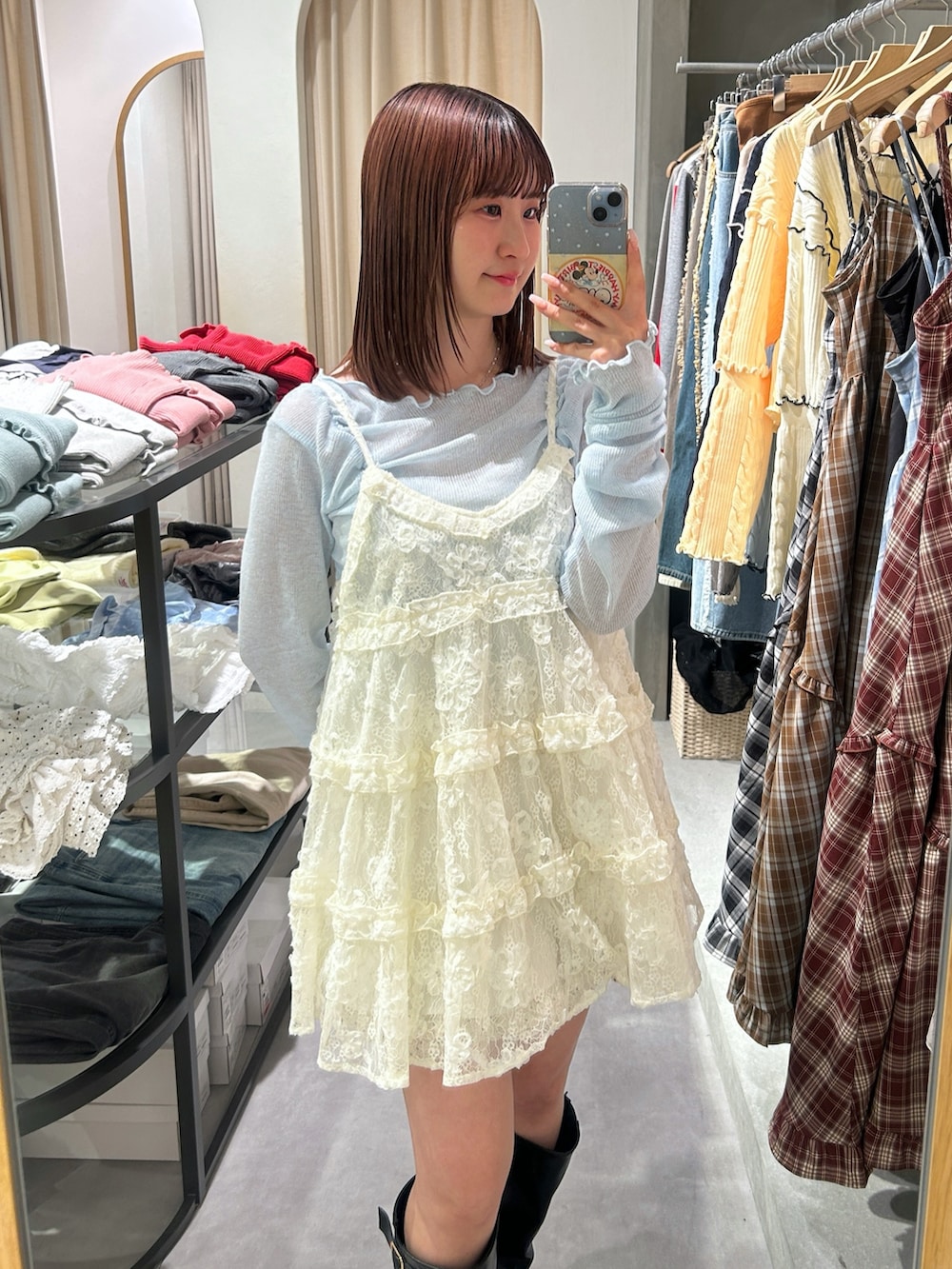 ホワイト系のワンピース、ブルー系のTシャツ/カットソーを着用したレディースの春コーディネートの2枚目の写真