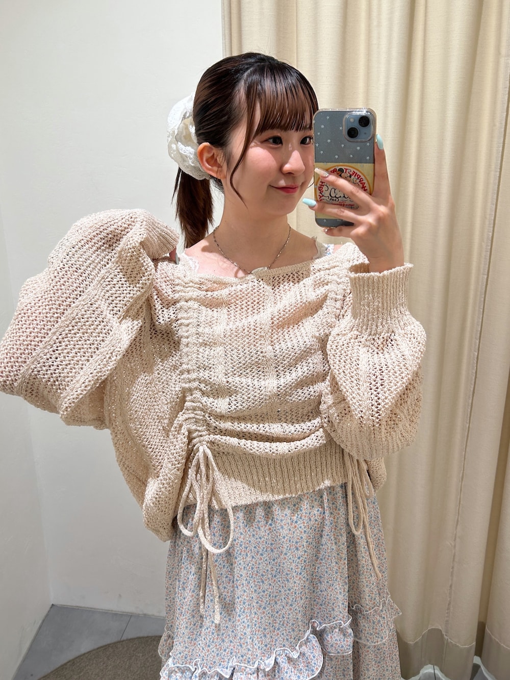 ピンク系のニット/セーター、オレンジ系のワンピース、ベージュ系のブーツを着用したレディースの春コーディネートの3枚目の写真