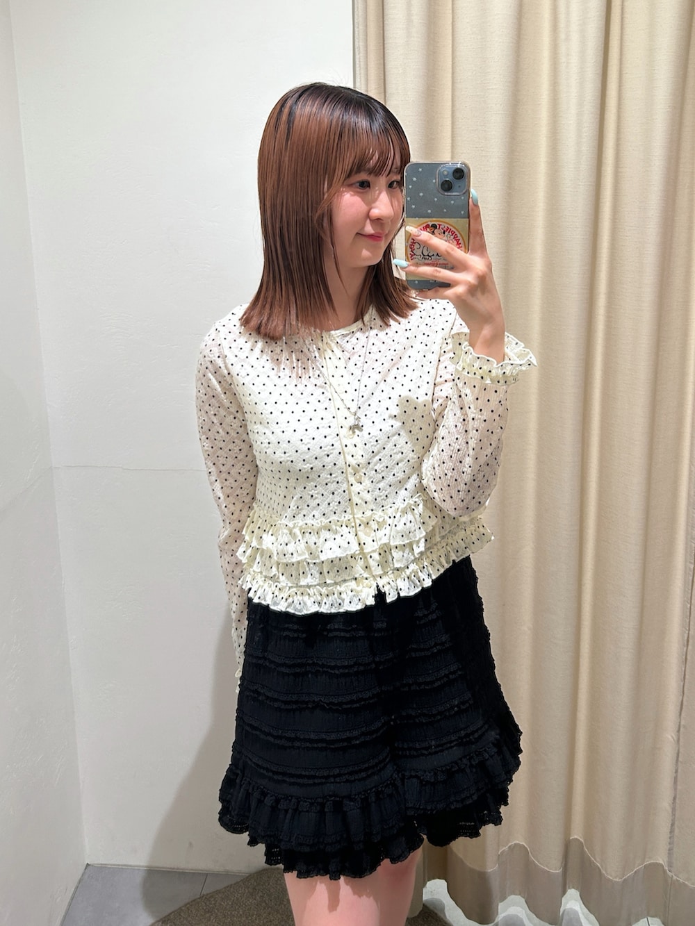 ホワイト系のTシャツ/カットソー、ブラック系のその他パンツ、ベージュ系のブーツを着用したレディースの春コーディネートの3枚目の写真