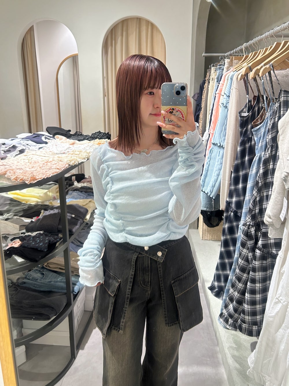 ブルー系のTシャツ/カットソー、ブラック系のデニムパンツを着用したレディースの春コーディネートの5枚目の写真