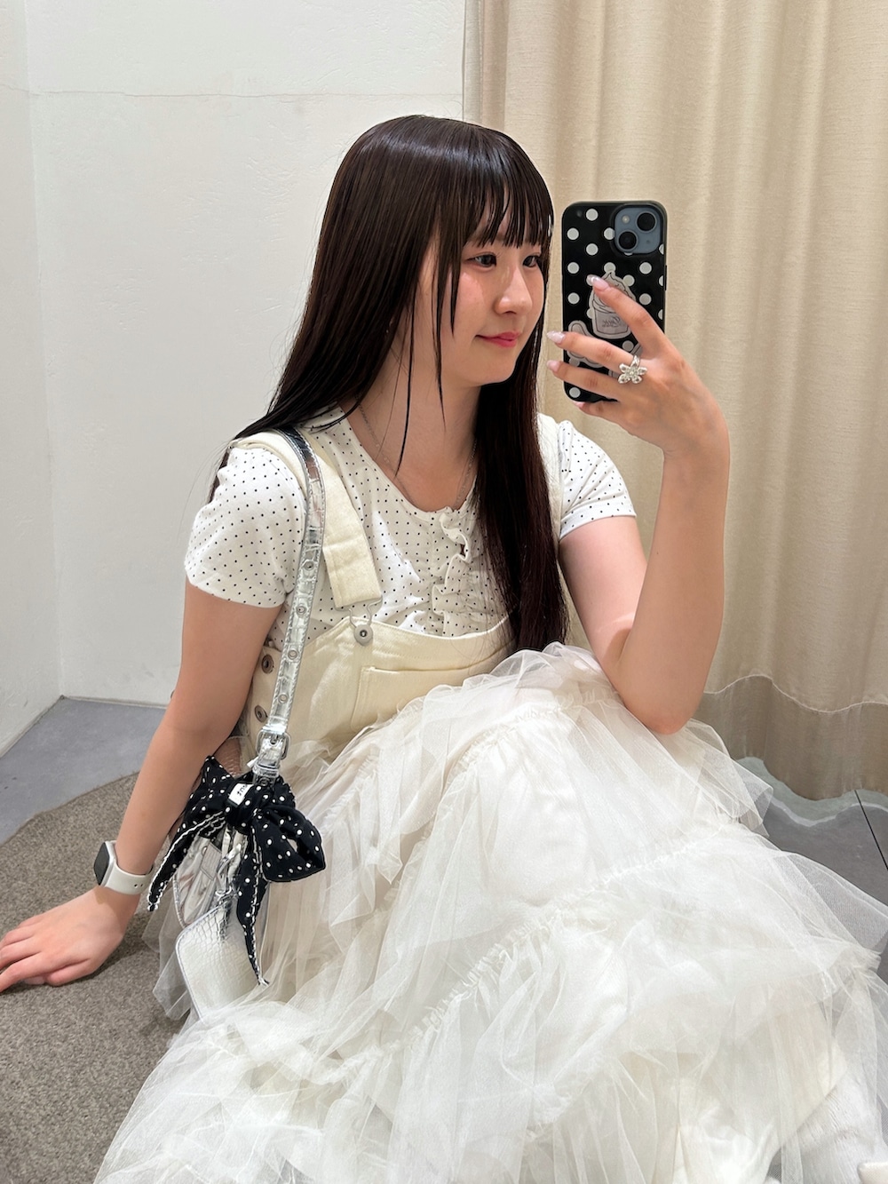 ホワイト系のTシャツ/カットソー、ホワイト系のジャンパースカート、シルバー系のトートバッグを着用したレディースの夏コーディネートの3枚目の写真