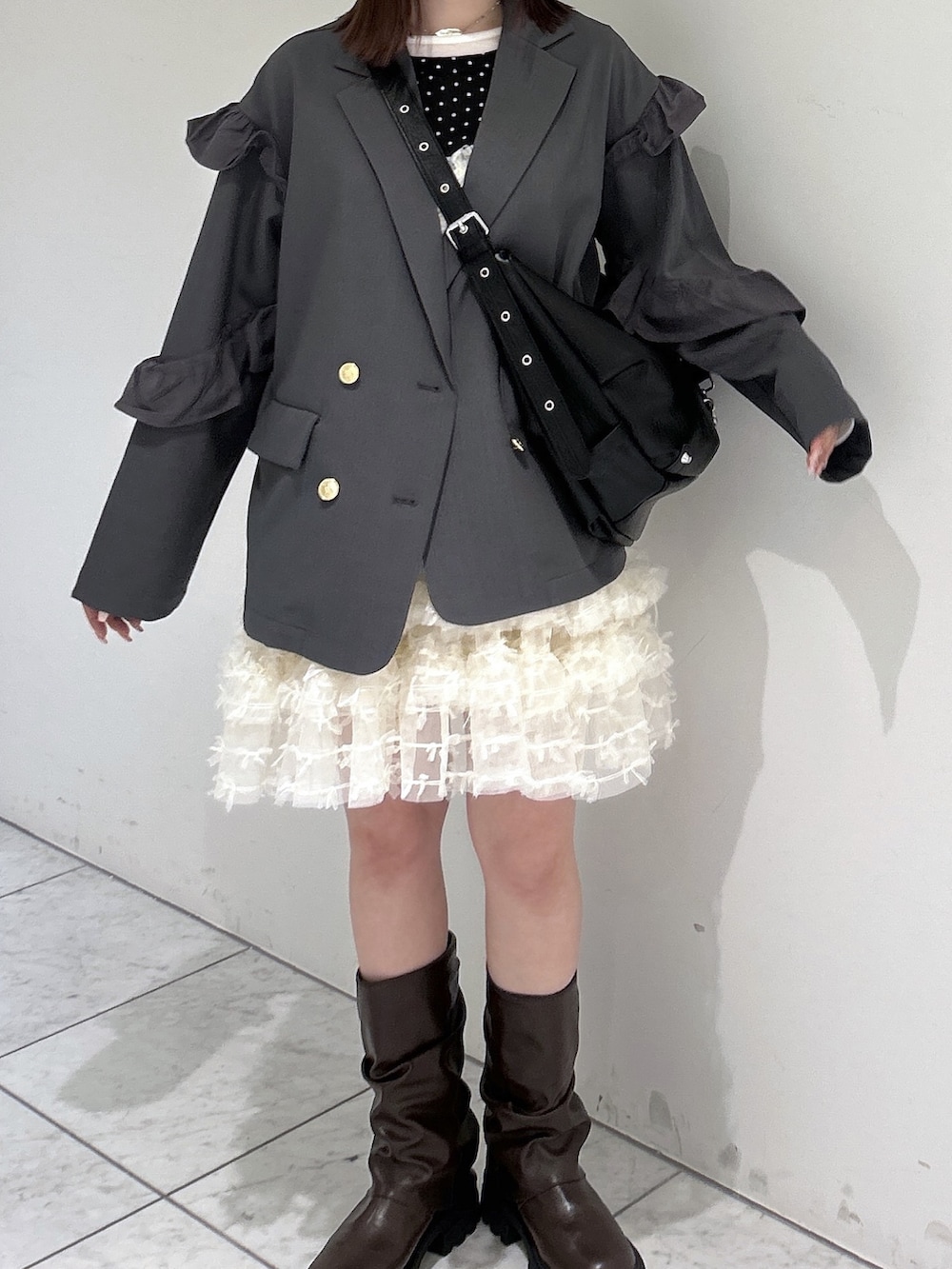 ブラック系のTシャツ/カットソー、グレー系のテーラードジャケット、ブラック系のトートバッグを着用したレディースの春コーディネートの4枚目の写真