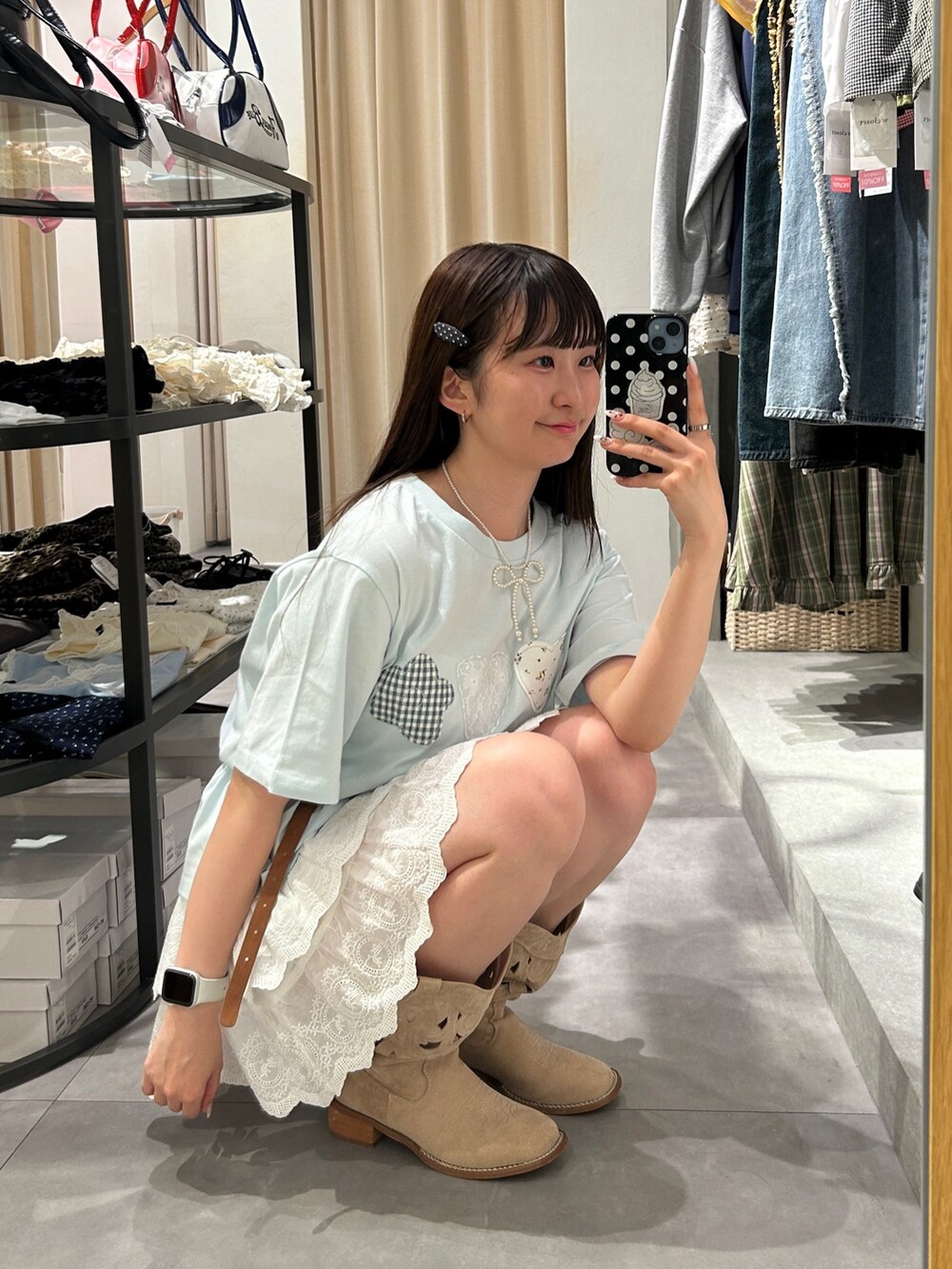 ブルー系のTシャツ/カットソー、ホワイト系のその他パンツ、ブラウン系のベルトを着用したレディースの夏コーディネートの2枚目の写真