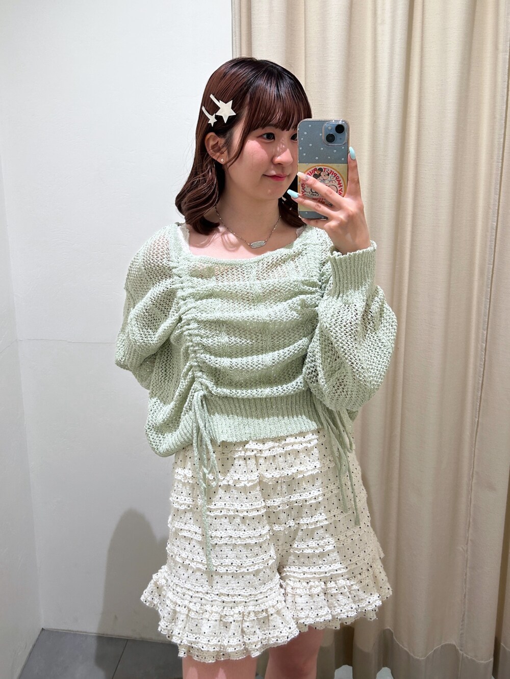 グリーン系のニット/セーター、ホワイト系のその他パンツを着用したレディースの春コーディネートの2枚目の写真