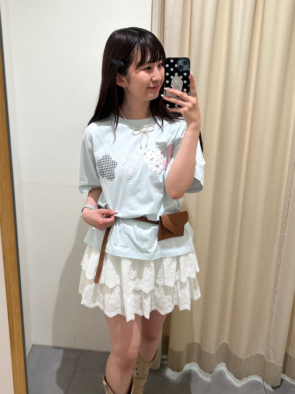 ブルー系のTシャツ/カットソー、ホワイト系のその他パンツ、ブラウン系のベルトを着用したレディースの夏コーディネートの4枚目の写真