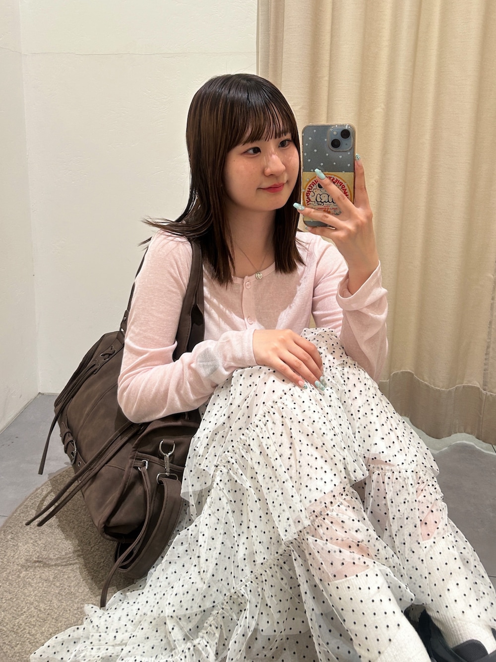 ピンク系のTシャツ/カットソー、ブラウン系のボストンバッグ、ホワイト系のスカートを着用したレディースの夏コーディネートの3枚目の写真