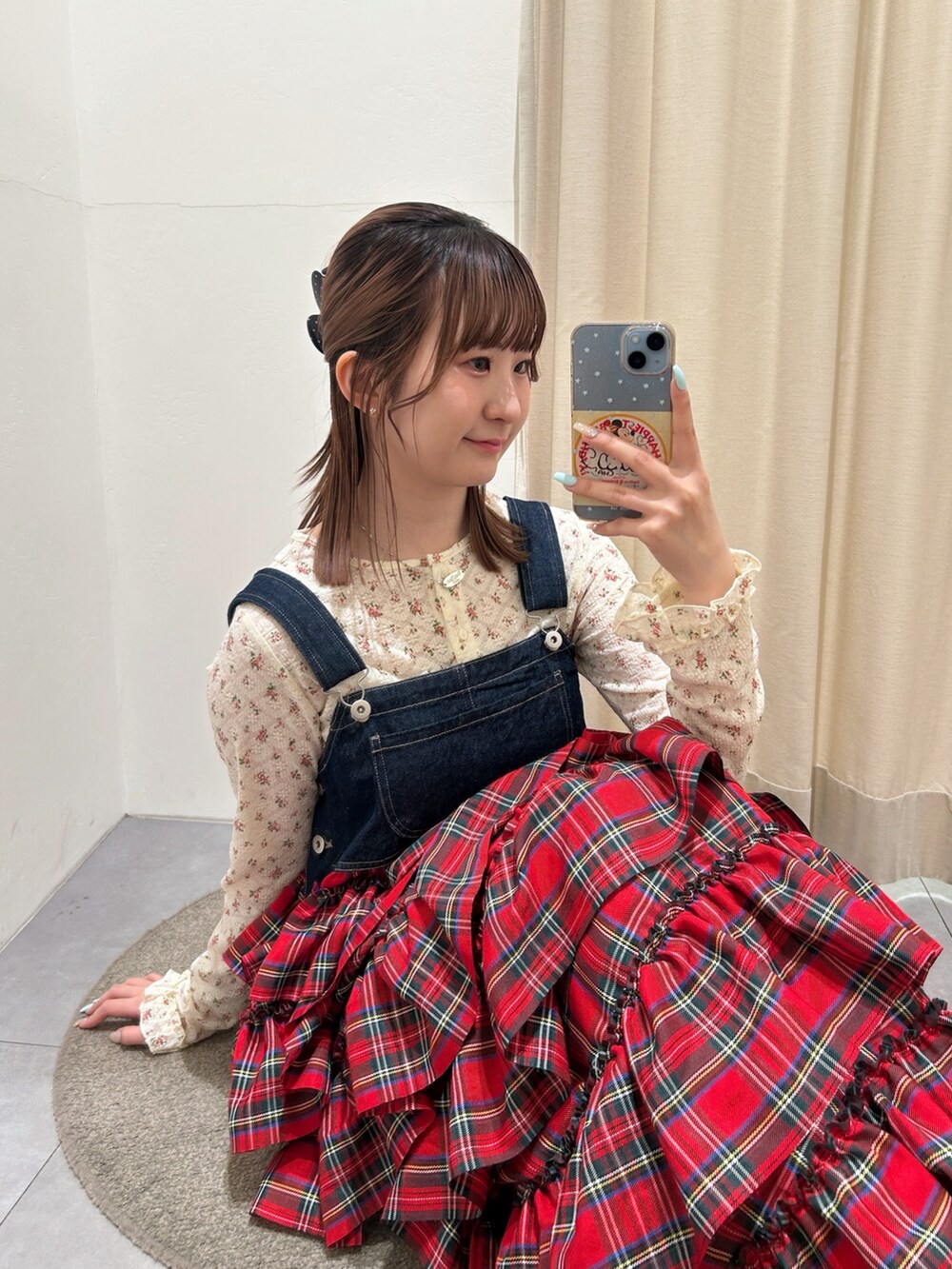 ホワイト系のTシャツ/カットソー、レッド系のジャンパースカート、ベージュ系のブーツを着用したレディースの春コーディネートの5枚目の写真