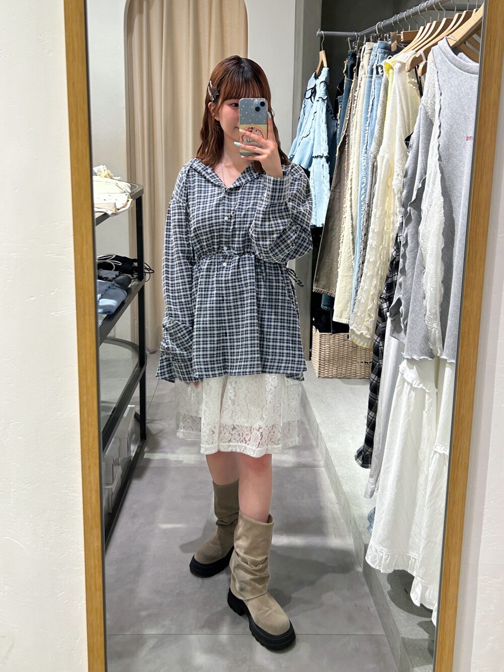 ブルー系のシャツ/ブラウス、ホワイト系のその他パンツ、ベージュ系のブーツを着用したレディースの春コーディネートの4枚目の写真