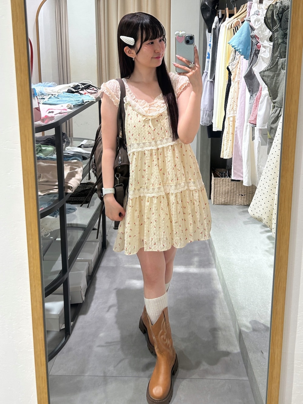 ホワイト系のワンピース、ブラウン系のボストンバッグ、ピンク系のTシャツ/カットソーを着用したレディースの夏コーディネートの4枚目の写真