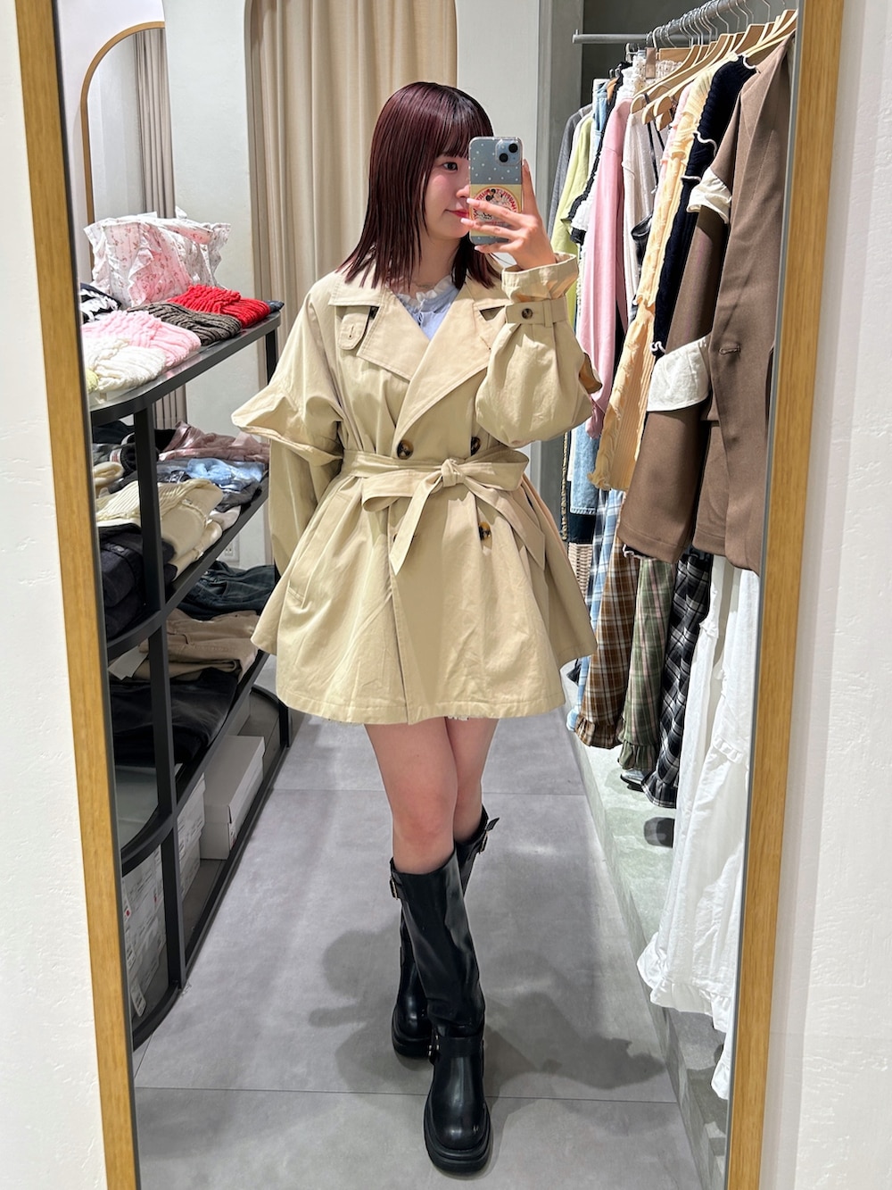 ベージュ系のトレンチコート、ブルー系のカーディガン/ボレロ、ホワイト系のその他パンツを着用したレディースの春コーディネートの2枚目の写真