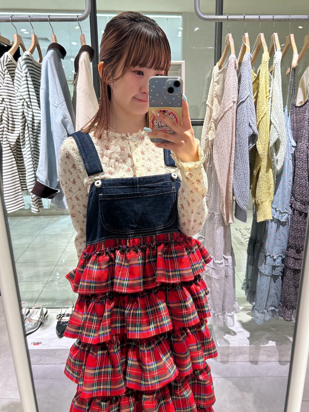 ホワイト系のTシャツ/カットソー、レッド系のジャンパースカート、ベージュ系のブーツを着用したレディースの春コーディネートの4枚目の写真