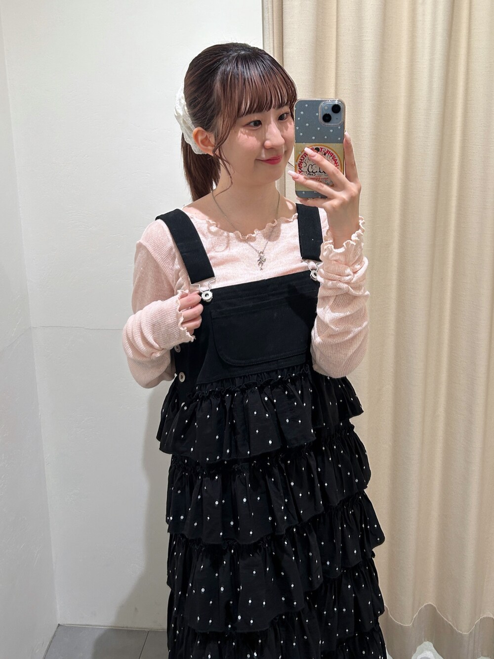 ブラック系のジャンパースカート、ピンク系のTシャツ/カットソーを着用したレディースの春コーディネートの5枚目の写真