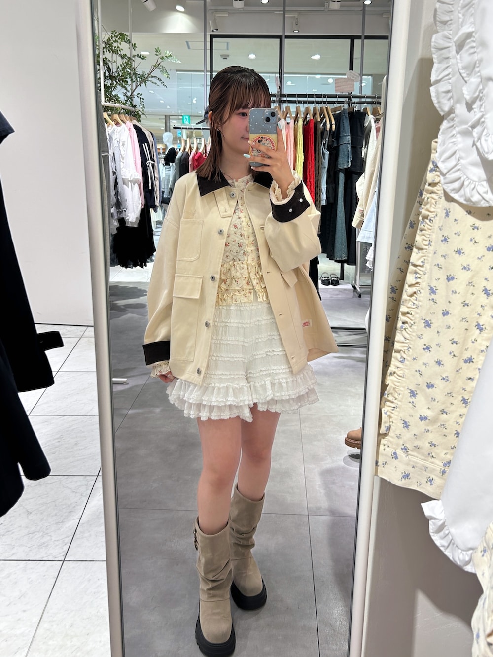 ホワイト系のTシャツ/カットソー、ホワイト系のその他パンツ、ホワイト系のブルゾンを着用したレディースの春コーディネートの5枚目の写真