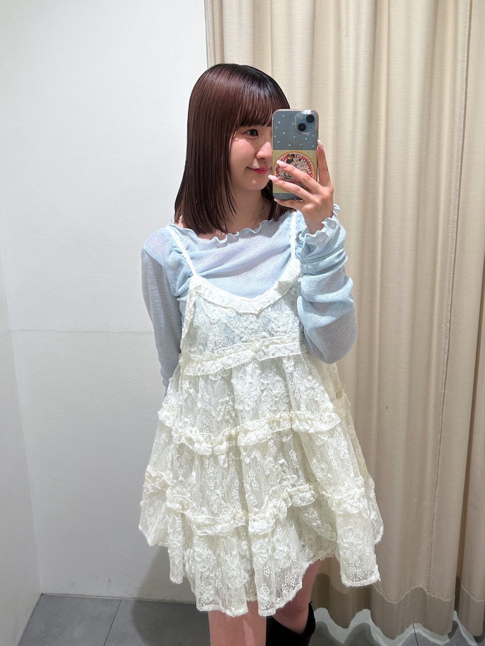 ホワイト系のワンピース、ブルー系のTシャツ/カットソーを着用したレディースの春コーディネートの3枚目の写真