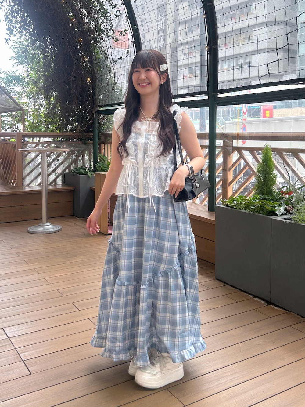 ホワイト系のシャツ/ブラウス、ブルー系のワンピース、ブラック系のトートバッグを着用したレディースの夏コーディネートの2枚目の写真