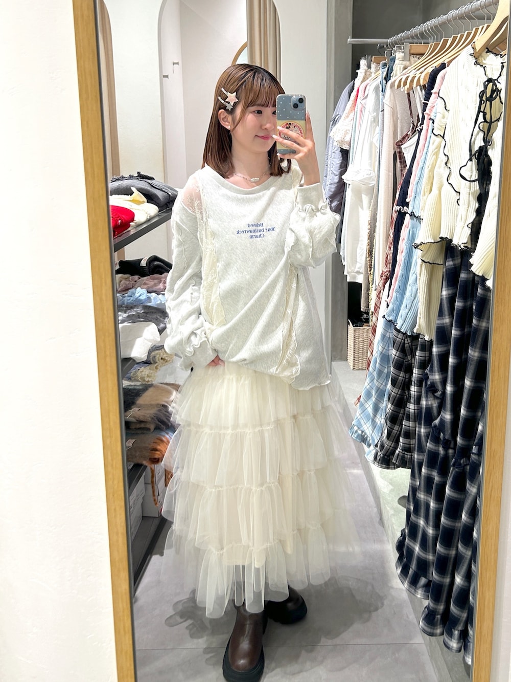 ホワイト系のTシャツ/カットソー、ホワイト系のジャンパースカートを着用したレディースの春コーディネートの4枚目の写真