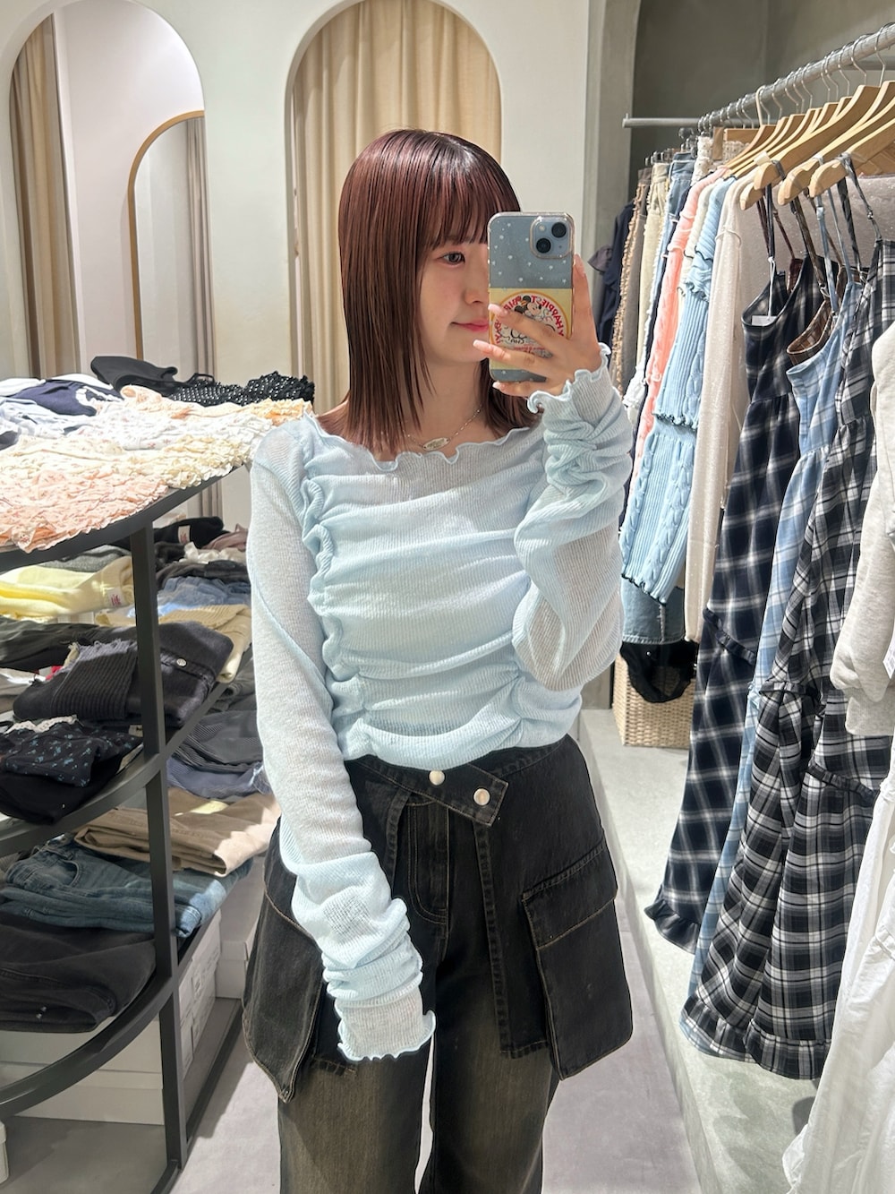 ブルー系のTシャツ/カットソー、ブラック系のデニムパンツを着用したレディースの春コーディネートの3枚目の写真