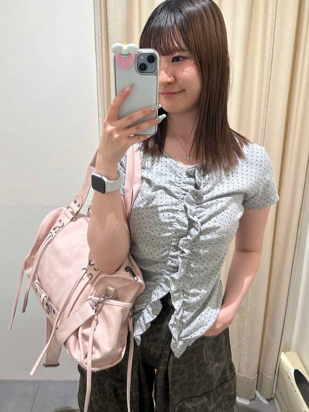 グレー系のTシャツ/カットソー、ピンク系のボストンバッグ、ブラウン系のその他パンツを着用したレディースの夏コーディネートの3枚目の写真