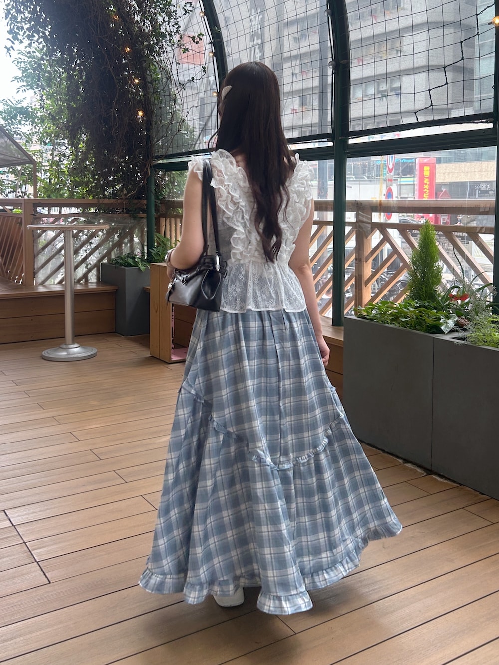 ホワイト系のシャツ/ブラウス、ブルー系のワンピース、ブラック系のトートバッグを着用したレディースの夏コーディネートの4枚目の写真
